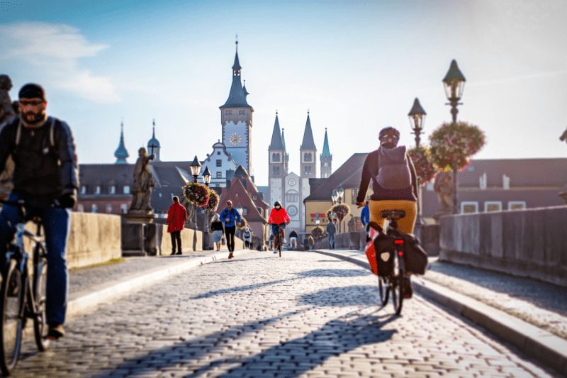 Fahrradfahrer auf der Würzburg Mainbrücke