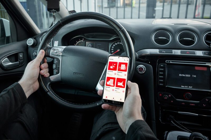 Handydisplay mit MAEX App im Fahrerraum eines PKW