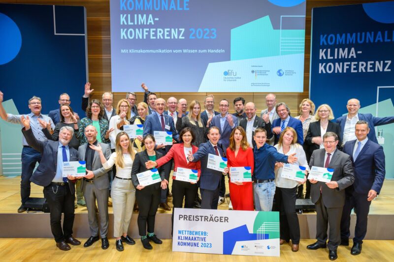 Gruppenbild der jubelnden Preisträger des Klimaaktive-Kommune Preises 2023