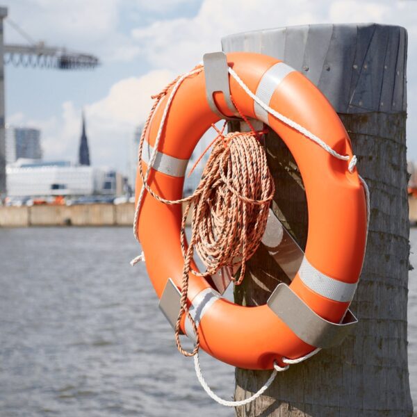 Rettungsring im Hamburger Hafen