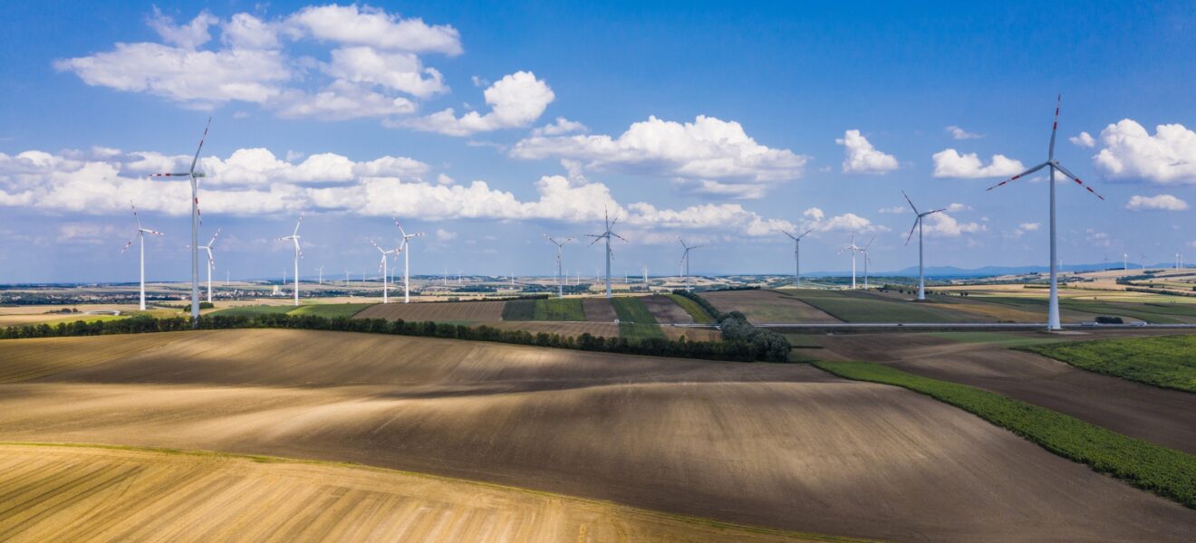 Anlage von Windturbinen nahe Ackerbaulandschaft