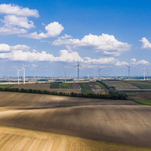 Anlage von Windturbinen nahe Ackerbaulandschaft