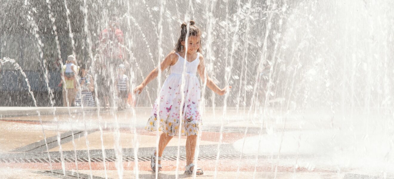 Sommerhitze: Abkühlung im Springbrunnen