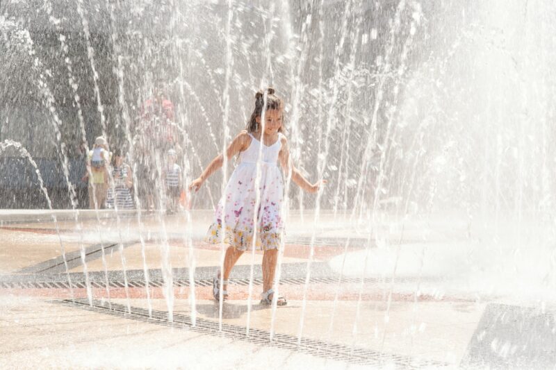 Sommerhitze: Abkühlung im Springbrunnen