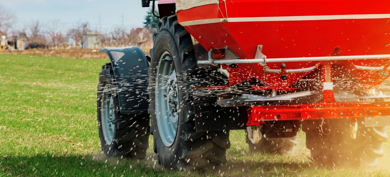 Phosphorrecycling Traktor mit NPK Dünger aus