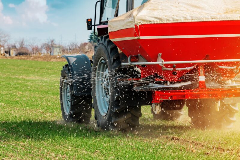 Phosphorrecycling Traktor mit NPK Dünger aus