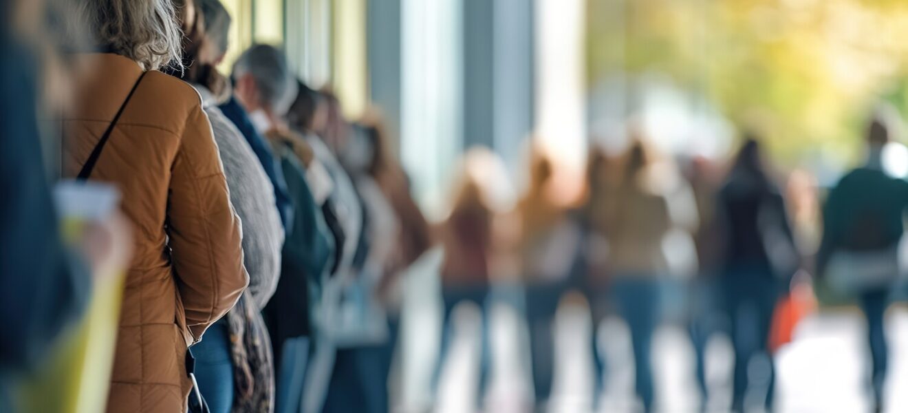 Warteschlange von Menschen vor Bürgerbüro