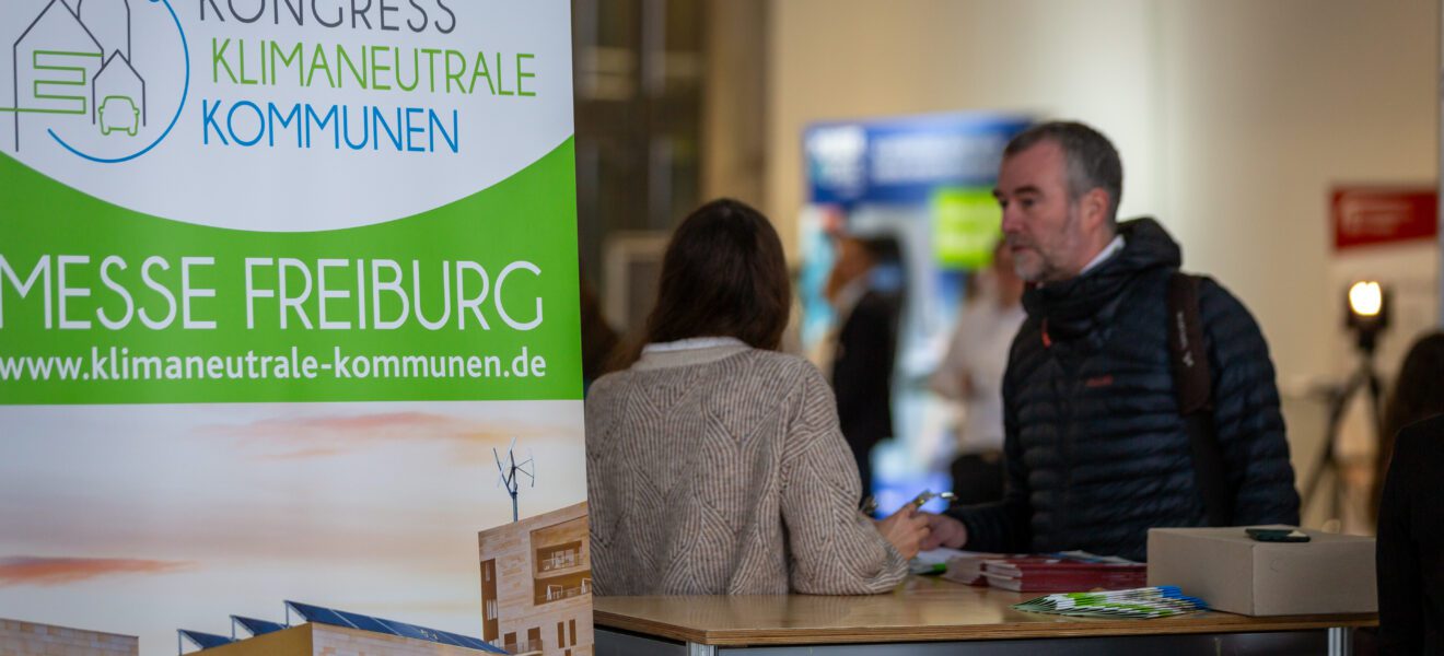 Messestand beim Kongress Klimaneutrale Kommunen 2024 in Freiburg im Breisgau