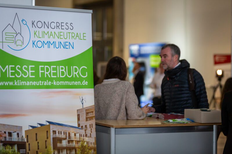 Messestand beim Kongress Klimaneutrale Kommunen 2024 in Freiburg im Breisgau