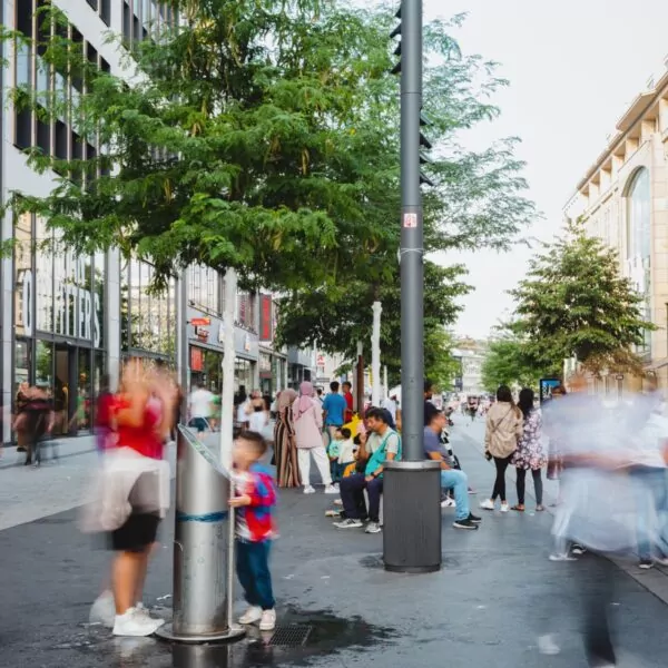 Trinkbrunnen und Begrünung in der Schadowstraße in Düsseldorf.