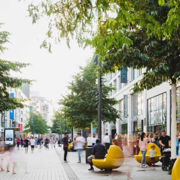 Trinkbrunnen und Begrünung in der Schadowstraße in Düsseldorf.