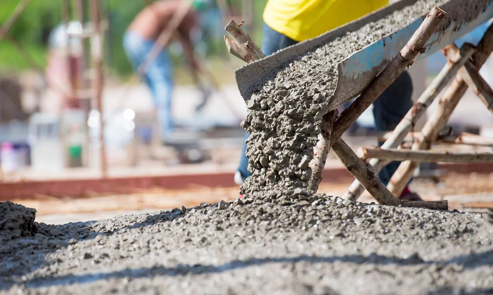 Beton fließt durch eine Rinne auf einer Baustelle