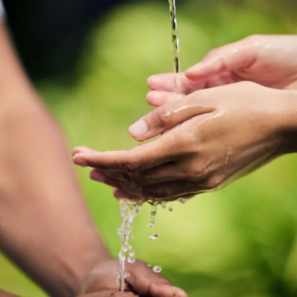 Wasser gilt als wichtige Ressource, weshalb deren Versorgung dauerhaft nachhaltig gewährleistet werden muss. (Copyright: YuriArcursPeopleimages)