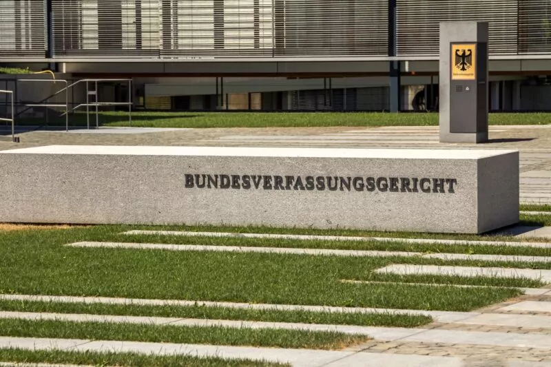 Steinsockel vor dem Bundesverfassungsgericht