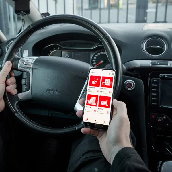 Handydisplay mit MAEX App im Fahrerraum eines PKW