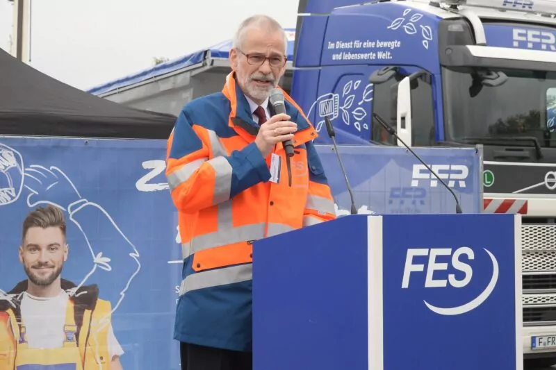 kaufmännischer Geschäftsführer der FES_Benjamin Scheffler spricht vor FES Fahrzeug